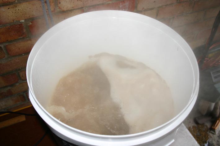 batch sparge bringing the wort to a rolling boil